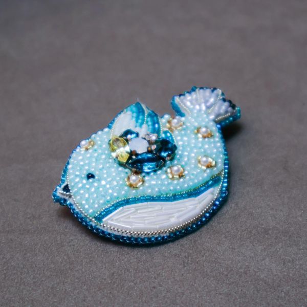 胖鳥小飛飛別針 手工刺繡胸針 / 珠繡胸針 / 施華洛世奇胸針 / 手工飾品 / 精品胸針 / 台灣設計品牌 / 珍珠胸針 / 精緻飾品 / 禮物推薦 / 高質感配件