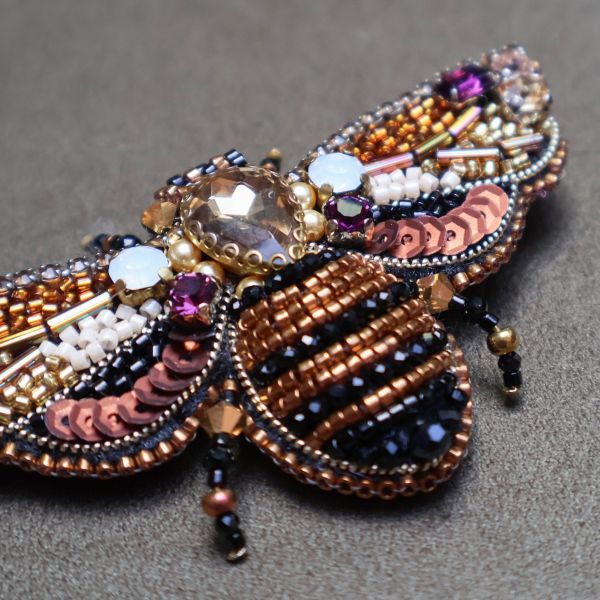 蜜蜂別針 手工刺繡胸針 / 珠繡胸針 / 施華洛世奇胸針 / 手工飾品 / 精品胸針 / 台灣設計品牌 / 珍珠胸針 / 精緻飾品 / 禮物推薦 / 高質感配件