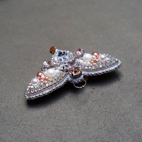 飛蛾別針 手工刺繡胸針 / 珠繡胸針 / 施華洛世奇胸針 / 手工飾品 / 精品胸針 / 台灣設計品牌 / 珍珠胸針 / 精緻飾品 / 禮物推薦 / 高質感配件