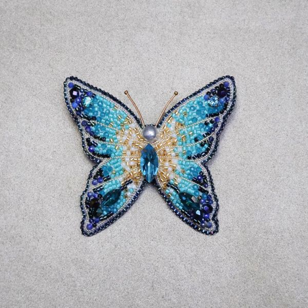 藍蝴蝶別針 手工刺繡胸針 / 珠繡胸針 / 施華洛世奇胸針 / 手工飾品 / 精品胸針 / 台灣設計品牌 / 珍珠胸針 / 精緻飾品 / 禮物推薦 / 高質感配件