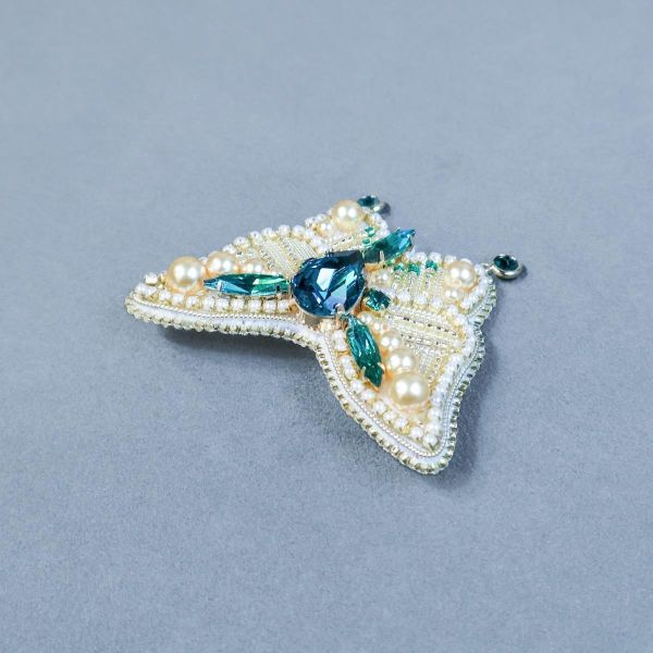 翠綠蝴蝶別針 手工刺繡胸針,珠繡胸針,施華洛世奇胸針,手工飾品,精品胸針,台灣設計品牌,珍珠胸針,精緻飾品,禮物推薦,高質感配件