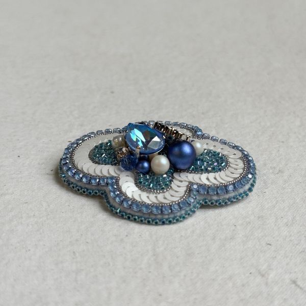 經典款別針-藍 手工刺繡胸針,珠繡胸針,施華洛世奇胸針,手工飾品,精品胸針,台灣設計品牌,珍珠胸針,精緻飾品,禮物推薦,高質感配件