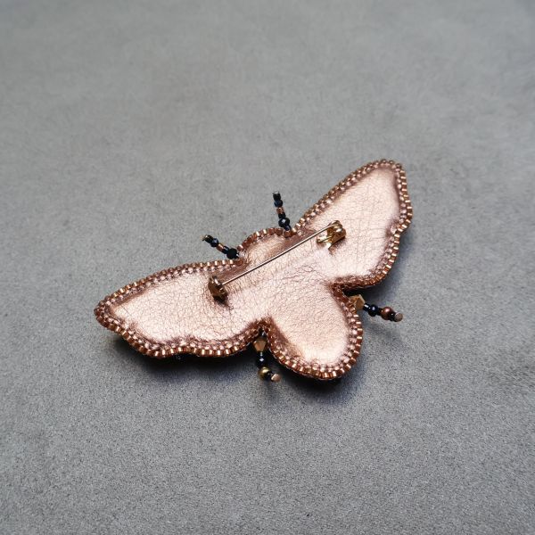 蜜蜂別針 手工刺繡胸針 / 珠繡胸針 / 施華洛世奇胸針 / 手工飾品 / 精品胸針 / 台灣設計品牌 / 珍珠胸針 / 精緻飾品 / 禮物推薦 / 高質感配件