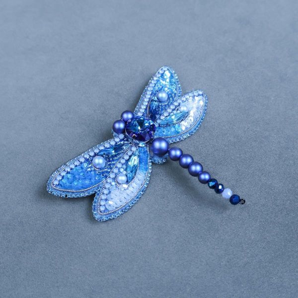 藍色蜻蜓別針 手工刺繡胸針,珠繡胸針,施華洛世奇胸針,手工飾品,精品胸針,台灣設計品牌,珍珠胸針,精緻飾品,禮物推薦,高質感配件