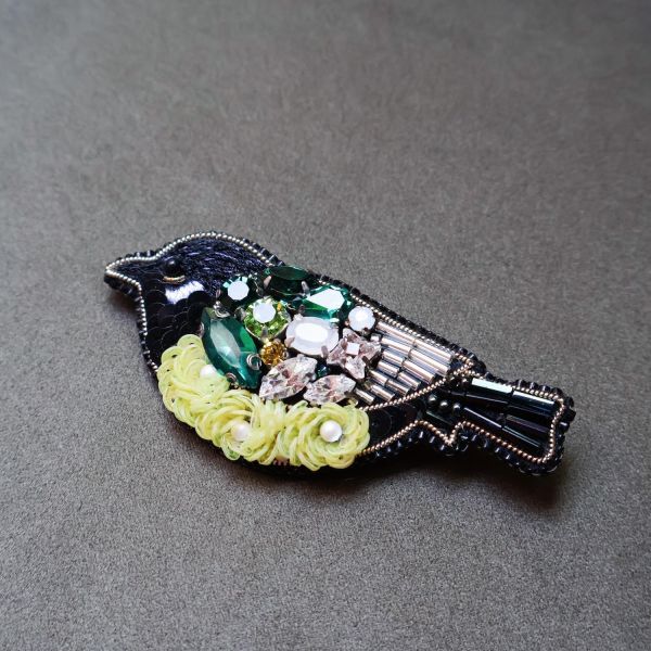 黑鳥黃花別針 手工刺繡胸針 / 珠繡胸針 / 施華洛世奇胸針 / 手工飾品 / 精品胸針 / 台灣設計品牌 / 珍珠胸針 / 精緻飾品 / 禮物推薦 / 高質感配件