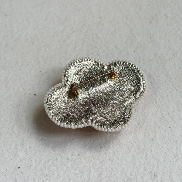 經典款別針-橘 手工刺繡胸針,珠繡胸針,施華洛世奇胸針,手工飾品,精品胸針,台灣設計品牌,珍珠胸針,精緻飾品,禮物推薦,高質感配件