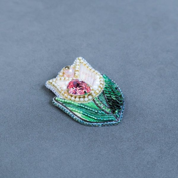 粉色鬱金香別針 手工刺繡胸針,珠繡胸針,施華洛世奇胸針,手工飾品,精品胸針,台灣設計品牌,珍珠胸針,精緻飾品,禮物推薦,高質感配件