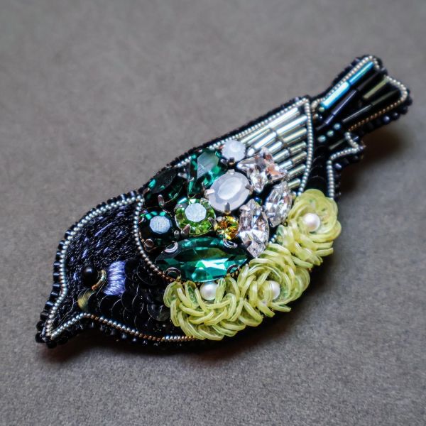 黑鳥黃花別針 手工刺繡胸針 / 珠繡胸針 / 施華洛世奇胸針 / 手工飾品 / 精品胸針 / 台灣設計品牌 / 珍珠胸針 / 精緻飾品 / 禮物推薦 / 高質感配件