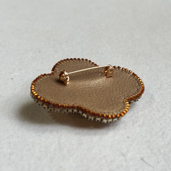 經典款別針-卡其 手工刺繡胸針,珠繡胸針,施華洛世奇胸針,手工飾品,精品胸針,台灣設計品牌,珍珠胸針,精緻飾品,禮物推薦,高質感配件