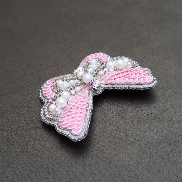 粉蝴蝶別針 手工刺繡胸針 / 珠繡胸針 / 施華洛世奇胸針 / 手工飾品 / 精品胸針 / 台灣設計品牌 / 珍珠胸針 / 精緻飾品 / 禮物推薦 / 高質感配件