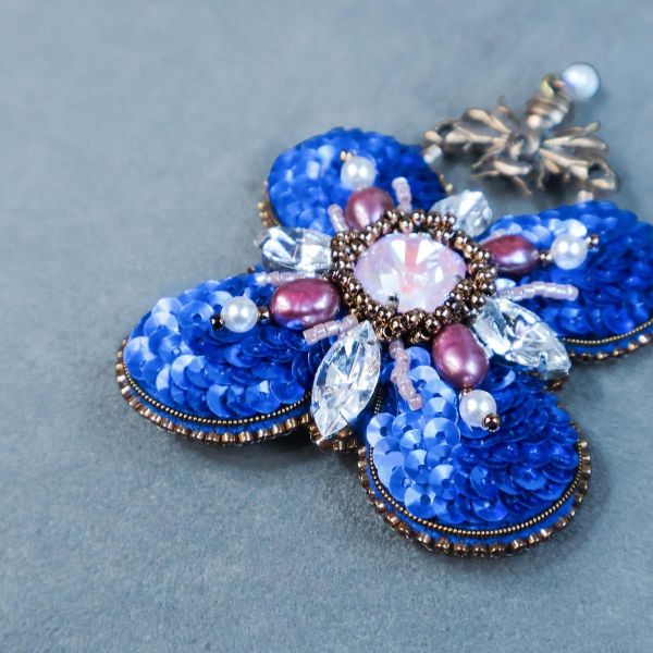 蜂戀花別針 手工刺繡胸針,珠繡胸針,施華洛世奇胸針,手工飾品,精品胸針,台灣設計品牌,珍珠胸針,精緻飾品,禮物推薦,高質感配件