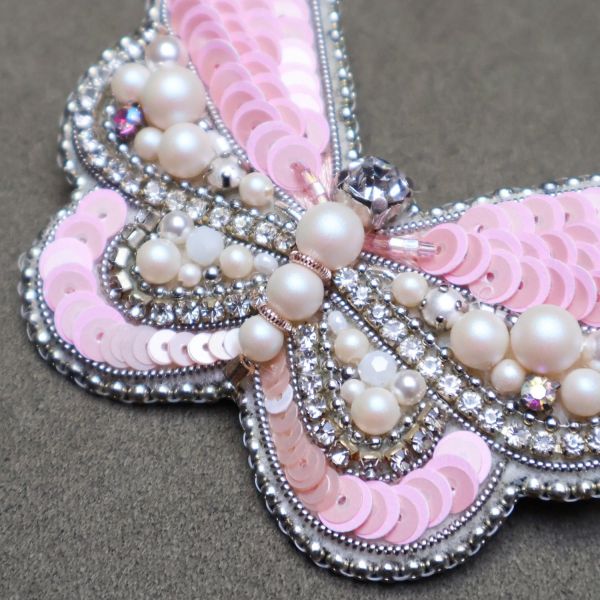 粉蝴蝶別針 手工刺繡胸針 / 珠繡胸針 / 施華洛世奇胸針 / 手工飾品 / 精品胸針 / 台灣設計品牌 / 珍珠胸針 / 精緻飾品 / 禮物推薦 / 高質感配件