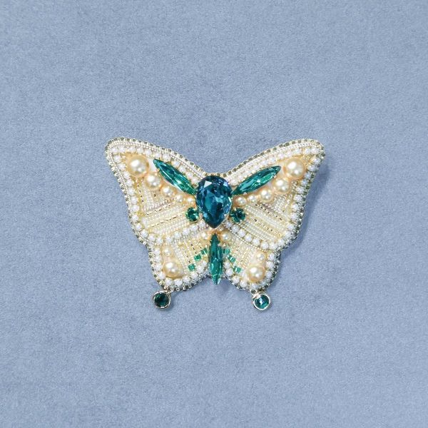 翠綠蝴蝶別針 手工刺繡胸針,珠繡胸針,施華洛世奇胸針,手工飾品,精品胸針,台灣設計品牌,珍珠胸針,精緻飾品,禮物推薦,高質感配件