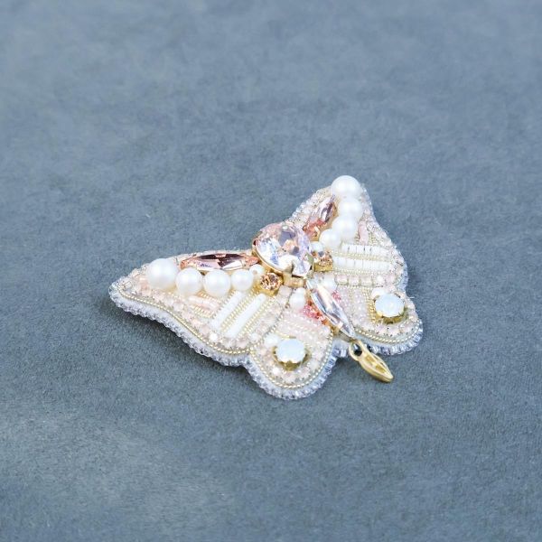粉紅蝴蝶別針 手工刺繡胸針,珠繡胸針,施華洛世奇胸針,手工飾品,精品胸針,台灣設計品牌,珍珠胸針,精緻飾品,禮物推薦,高質感配件