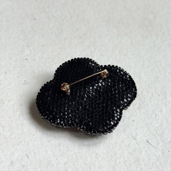 經典款別針-黑 手工刺繡胸針,珠繡胸針,施華洛世奇胸針,手工飾品,精品胸針,台灣設計品牌,珍珠胸針,精緻飾品,禮物推薦,高質感配件
