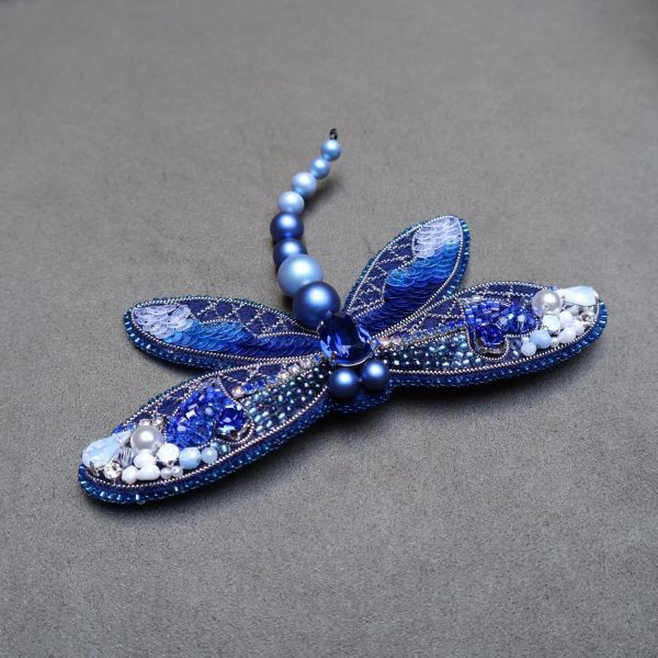 藍蜻蜓別針 手工刺繡胸針 / 珠繡胸針 / 施華洛世奇胸針 / 手工飾品 / 精品胸針 / 台灣設計品牌 / 珍珠胸針 / 精緻飾品 / 禮物推薦 / 高質感配件