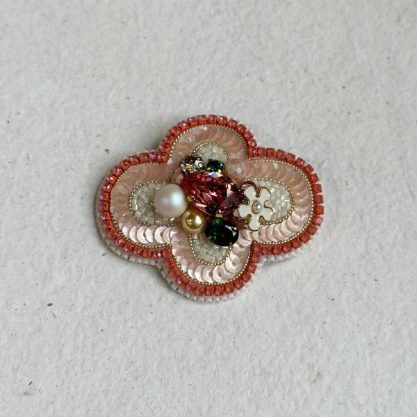 經典款別針-橘 手工刺繡胸針,珠繡胸針,施華洛世奇胸針,手工飾品,精品胸針,台灣設計品牌,珍珠胸針,精緻飾品,禮物推薦,高質感配件
