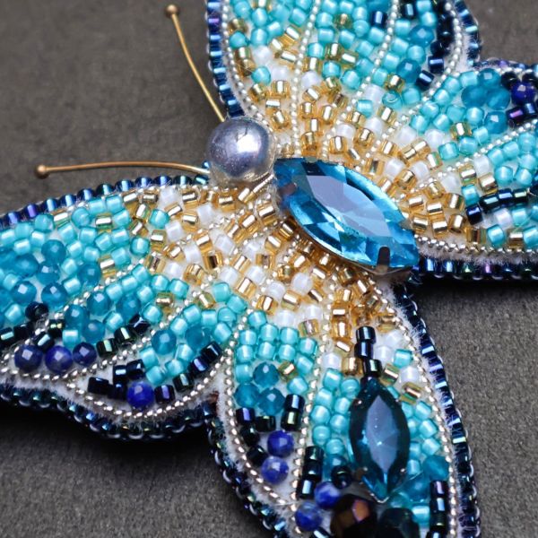 藍蝴蝶別針 手工刺繡胸針 / 珠繡胸針 / 施華洛世奇胸針 / 手工飾品 / 精品胸針 / 台灣設計品牌 / 珍珠胸針 / 精緻飾品 / 禮物推薦 / 高質感配件