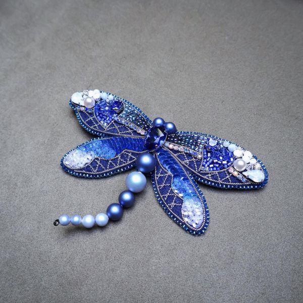 藍蜻蜓別針 手工刺繡胸針 / 珠繡胸針 / 施華洛世奇胸針 / 手工飾品 / 精品胸針 / 台灣設計品牌 / 珍珠胸針 / 精緻飾品 / 禮物推薦 / 高質感配件