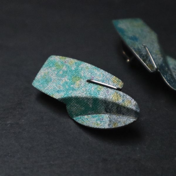 【江枚芳 Meifang Chiang Metal Arts】折葉耳夾式耳環   PICKING  LEAVES 耳環,耳夾,鋁,陽極處裡