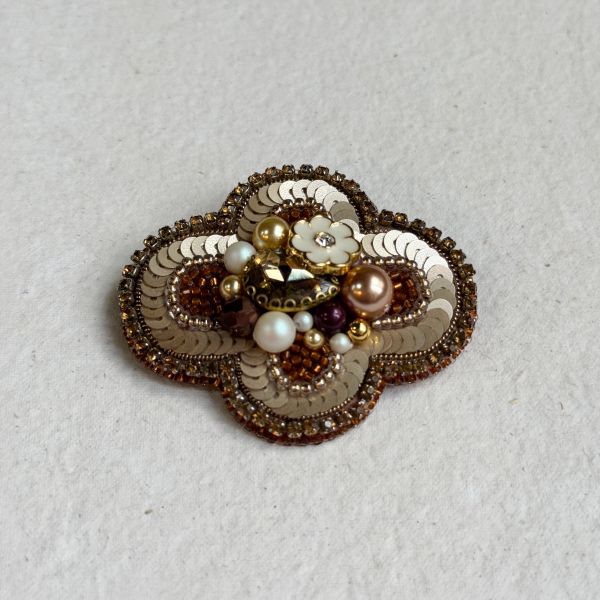經典款別針-卡其 手工刺繡胸針,珠繡胸針,施華洛世奇胸針,手工飾品,精品胸針,台灣設計品牌,珍珠胸針,精緻飾品,禮物推薦,高質感配件