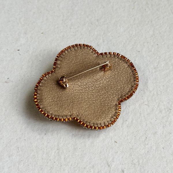 經典款別針-卡其 手工刺繡胸針,珠繡胸針,施華洛世奇胸針,手工飾品,精品胸針,台灣設計品牌,珍珠胸針,精緻飾品,禮物推薦,高質感配件