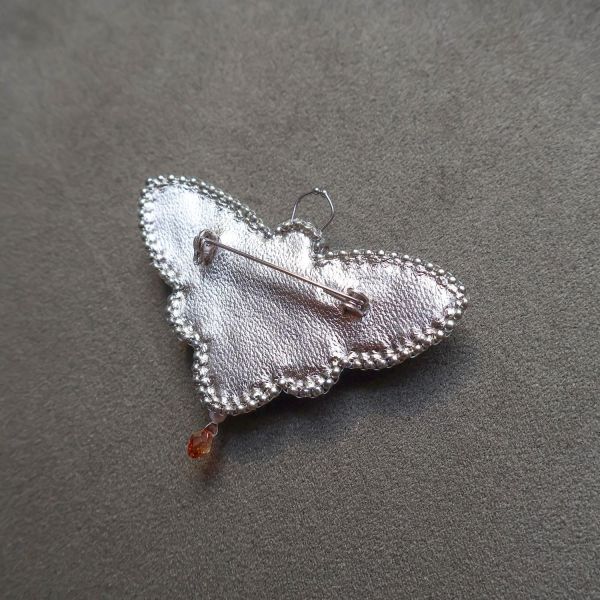 飛蛾別針 手工刺繡胸針 / 珠繡胸針 / 施華洛世奇胸針 / 手工飾品 / 精品胸針 / 台灣設計品牌 / 珍珠胸針 / 精緻飾品 / 禮物推薦 / 高質感配件