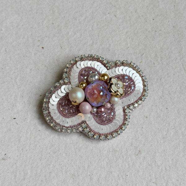 經典款別針-粉 手工刺繡胸針,珠繡胸針,施華洛世奇胸針,手工飾品,精品胸針,台灣設計品牌,珍珠胸針,精緻飾品,禮物推薦,高質感配件