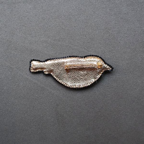 黑鳥黃花別針 手工刺繡胸針 / 珠繡胸針 / 施華洛世奇胸針 / 手工飾品 / 精品胸針 / 台灣設計品牌 / 珍珠胸針 / 精緻飾品 / 禮物推薦 / 高質感配件