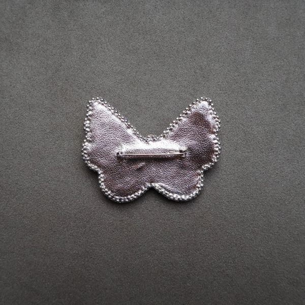 粉蝴蝶別針 手工刺繡胸針 / 珠繡胸針 / 施華洛世奇胸針 / 手工飾品 / 精品胸針 / 台灣設計品牌 / 珍珠胸針 / 精緻飾品 / 禮物推薦 / 高質感配件