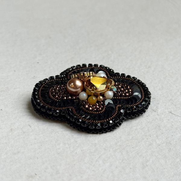 經典款別針-黑 手工刺繡胸針,珠繡胸針,施華洛世奇胸針,手工飾品,精品胸針,台灣設計品牌,珍珠胸針,精緻飾品,禮物推薦,高質感配件