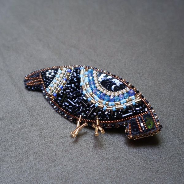 愛打扮的小烏鴉別針 手工刺繡胸針 / 珠繡胸針 / 施華洛世奇胸針 / 手工飾品 / 精品胸針 / 台灣設計品牌 / 珍珠胸針 / 精緻飾品 / 禮物推薦 / 高質感配件