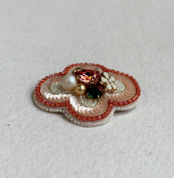 經典款別針-橘 手工刺繡胸針,珠繡胸針,施華洛世奇胸針,手工飾品,精品胸針,台灣設計品牌,珍珠胸針,精緻飾品,禮物推薦,高質感配件