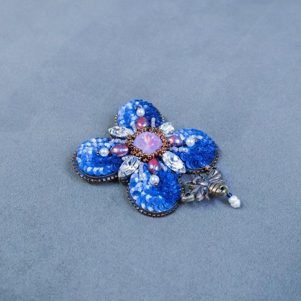 蜂戀花別針 手工刺繡胸針,珠繡胸針,施華洛世奇胸針,手工飾品,精品胸針,台灣設計品牌,珍珠胸針,精緻飾品,禮物推薦,高質感配件