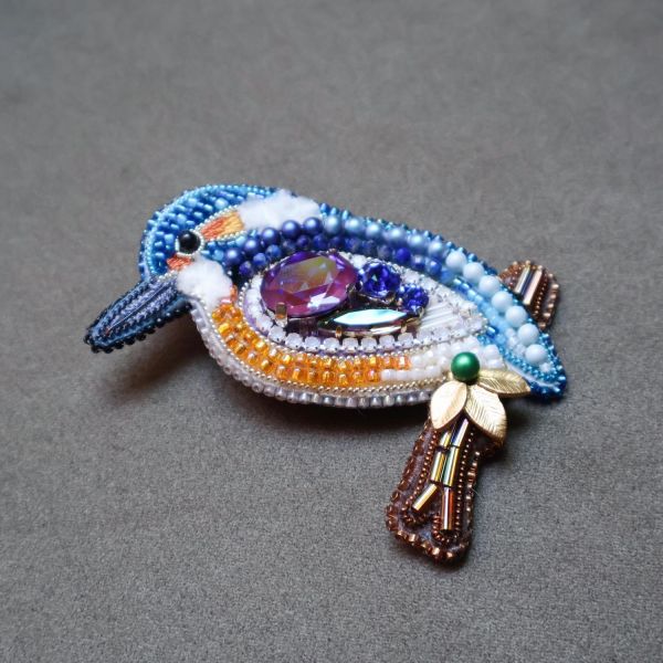 樹上翠鳥別針 手工刺繡胸針 / 珠繡胸針 / 施華洛世奇胸針 / 手工飾品 / 精品胸針 / 台灣設計品牌 / 珍珠胸針 / 精緻飾品 / 禮物推薦 / 高質感配件