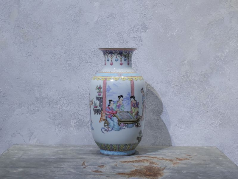 粉彩仕女瓶 
