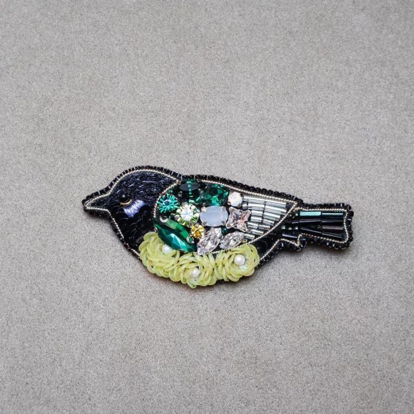 黑鳥黃花別針 手工刺繡胸針 / 珠繡胸針 / 施華洛世奇胸針 / 手工飾品 / 精品胸針 / 台灣設計品牌 / 珍珠胸針 / 精緻飾品 / 禮物推薦 / 高質感配件