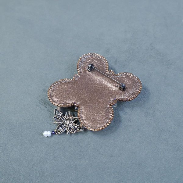 蜂戀花別針 手工刺繡胸針,珠繡胸針,施華洛世奇胸針,手工飾品,精品胸針,台灣設計品牌,珍珠胸針,精緻飾品,禮物推薦,高質感配件