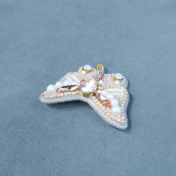 粉紅蝴蝶別針 手工刺繡胸針,珠繡胸針,施華洛世奇胸針,手工飾品,精品胸針,台灣設計品牌,珍珠胸針,精緻飾品,禮物推薦,高質感配件