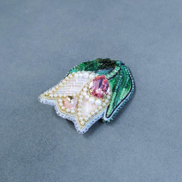 粉色鬱金香別針 手工刺繡胸針,珠繡胸針,施華洛世奇胸針,手工飾品,精品胸針,台灣設計品牌,珍珠胸針,精緻飾品,禮物推薦,高質感配件