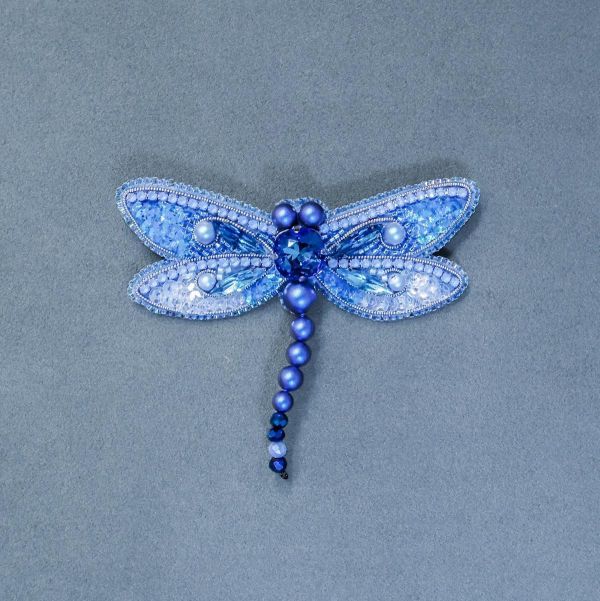 藍色蜻蜓別針 手工刺繡胸針,珠繡胸針,施華洛世奇胸針,手工飾品,精品胸針,台灣設計品牌,珍珠胸針,精緻飾品,禮物推薦,高質感配件