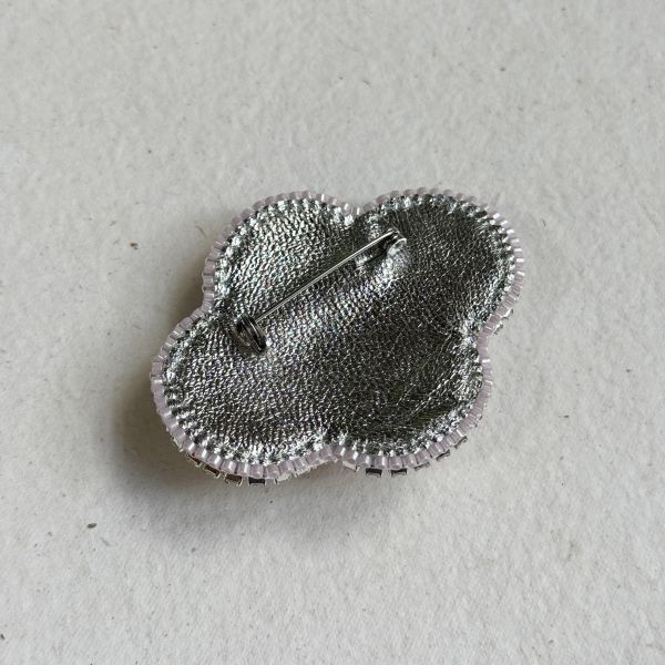 經典款別針-粉 手工刺繡胸針,珠繡胸針,施華洛世奇胸針,手工飾品,精品胸針,台灣設計品牌,珍珠胸針,精緻飾品,禮物推薦,高質感配件