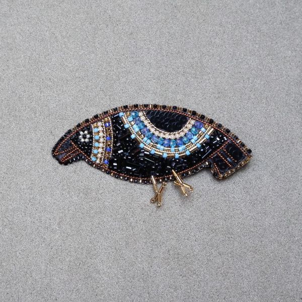 愛打扮的小烏鴉別針 手工刺繡胸針 / 珠繡胸針 / 施華洛世奇胸針 / 手工飾品 / 精品胸針 / 台灣設計品牌 / 珍珠胸針 / 精緻飾品 / 禮物推薦 / 高質感配件