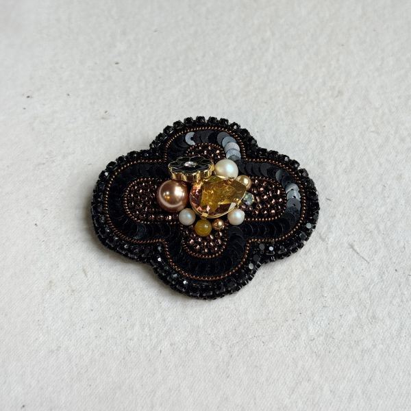 經典款別針-黑 手工刺繡胸針,珠繡胸針,施華洛世奇胸針,手工飾品,精品胸針,台灣設計品牌,珍珠胸針,精緻飾品,禮物推薦,高質感配件