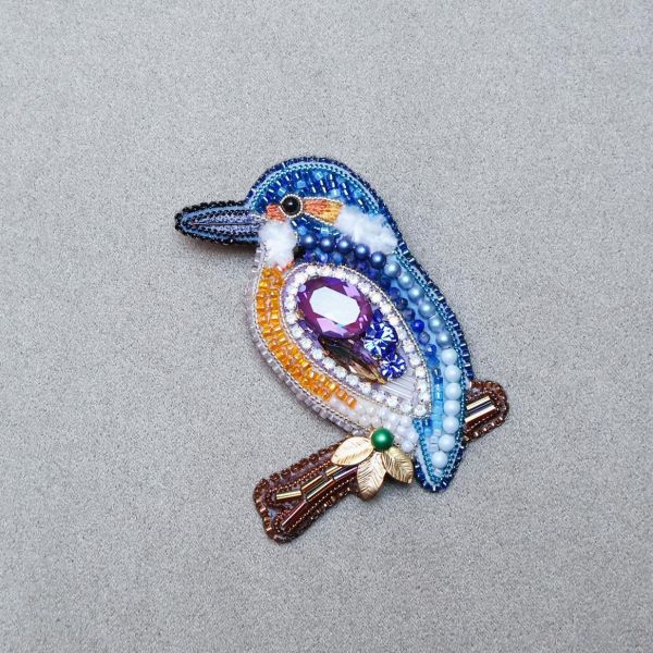 樹上翠鳥別針 手工刺繡胸針 / 珠繡胸針 / 施華洛世奇胸針 / 手工飾品 / 精品胸針 / 台灣設計品牌 / 珍珠胸針 / 精緻飾品 / 禮物推薦 / 高質感配件