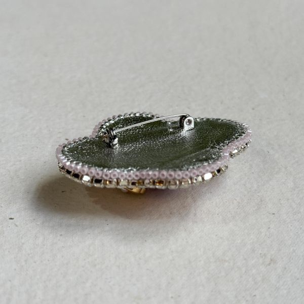 經典款別針-粉 手工刺繡胸針,珠繡胸針,施華洛世奇胸針,手工飾品,精品胸針,台灣設計品牌,珍珠胸針,精緻飾品,禮物推薦,高質感配件