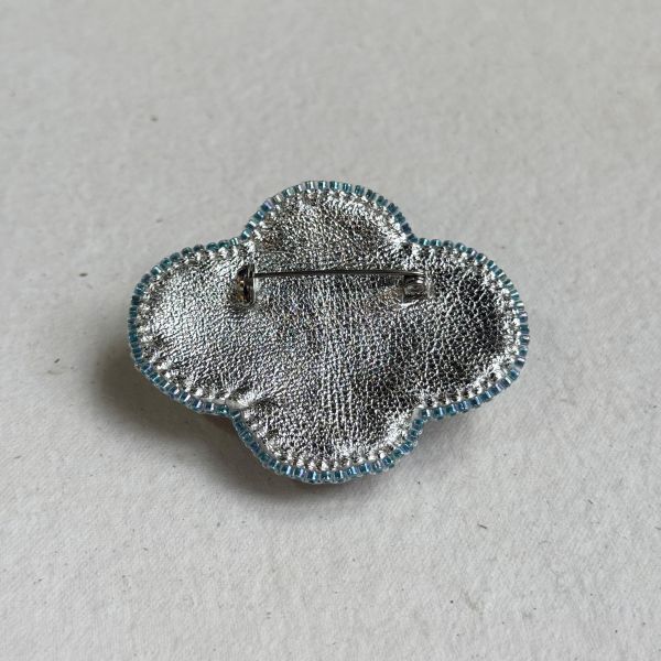 經典款別針-藍 手工刺繡胸針,珠繡胸針,施華洛世奇胸針,手工飾品,精品胸針,台灣設計品牌,珍珠胸針,精緻飾品,禮物推薦,高質感配件