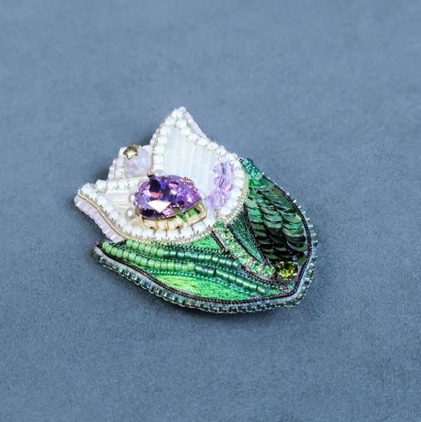 紫色鬱金香別針 手工刺繡胸針,珠繡胸針,施華洛世奇胸針,手工飾品,精品胸針,台灣設計品牌,珍珠胸針,精緻飾品,禮物推薦,高質感配件