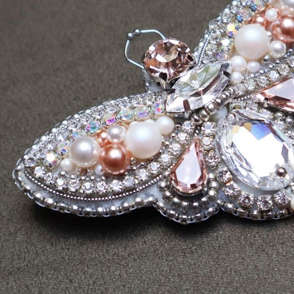 飛蛾別針 手工刺繡胸針 / 珠繡胸針 / 施華洛世奇胸針 / 手工飾品 / 精品胸針 / 台灣設計品牌 / 珍珠胸針 / 精緻飾品 / 禮物推薦 / 高質感配件