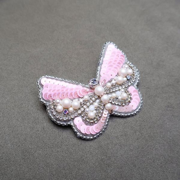 粉蝴蝶別針 手工刺繡胸針 / 珠繡胸針 / 施華洛世奇胸針 / 手工飾品 / 精品胸針 / 台灣設計品牌 / 珍珠胸針 / 精緻飾品 / 禮物推薦 / 高質感配件